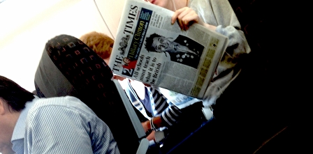© Robert Rotifer Frau hält The Times mit Überschrift "All schools must teach what it is to be British"